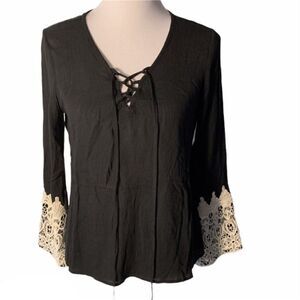 LIV Los Angeles Black/Ivory Top w/Lace Accents size M